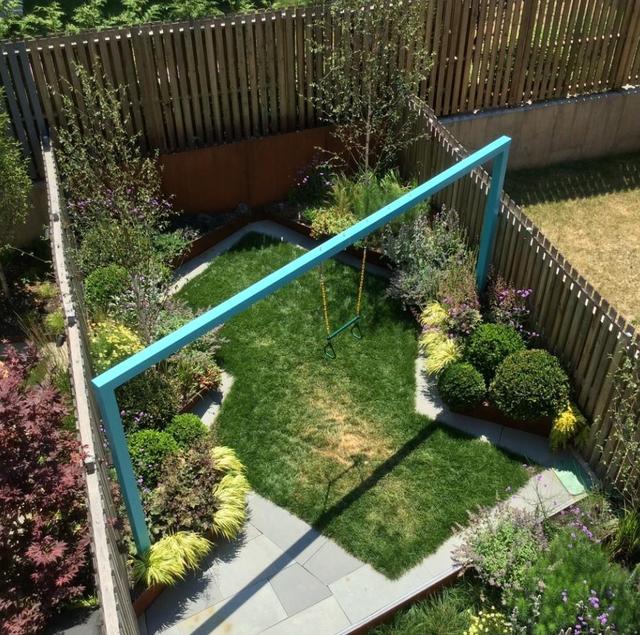 庭院設(shè)計(jì):以不規(guī)則草坪為主題的長條形別墅洋房花園,很美很實(shí)用