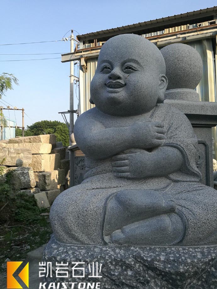 萌態可掬的小沙彌石雕 庭院設計中的禪意點綴